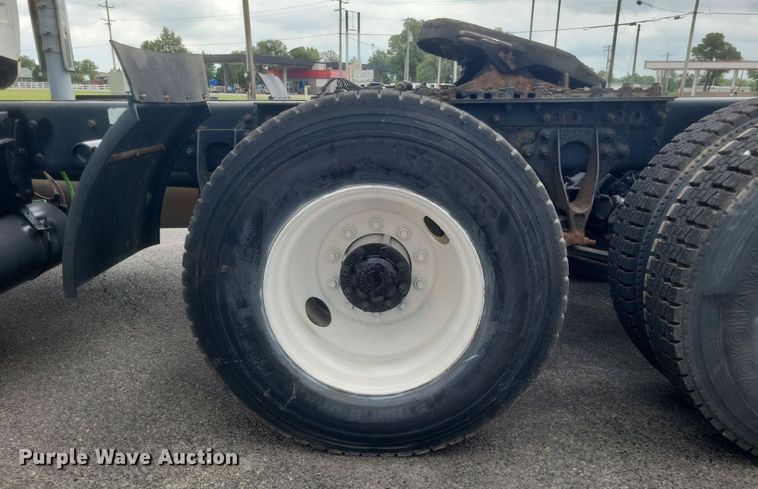 image for item DR4923 2006 International  7600 semi truck