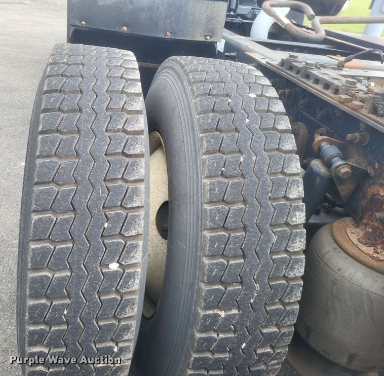 image for item DR4923 2006 International  7600 semi truck