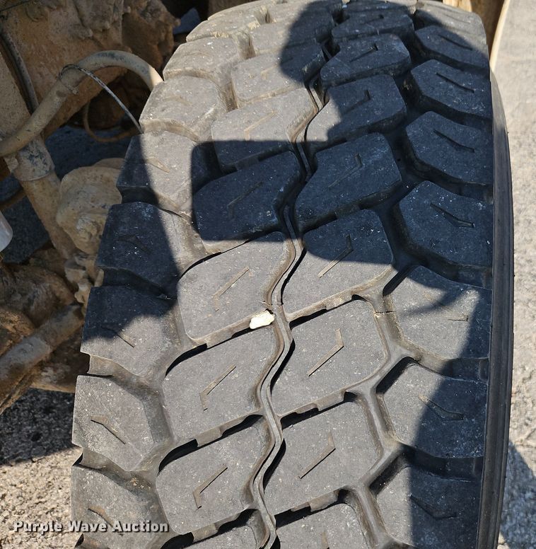 image for item DR8725 2004 Sterling  L9500 dump truck