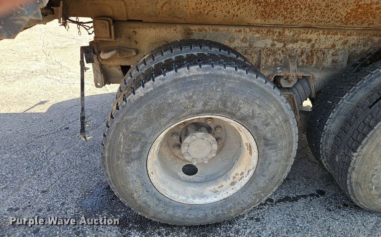 image for item DR8726 2002 International  2554 dump truck