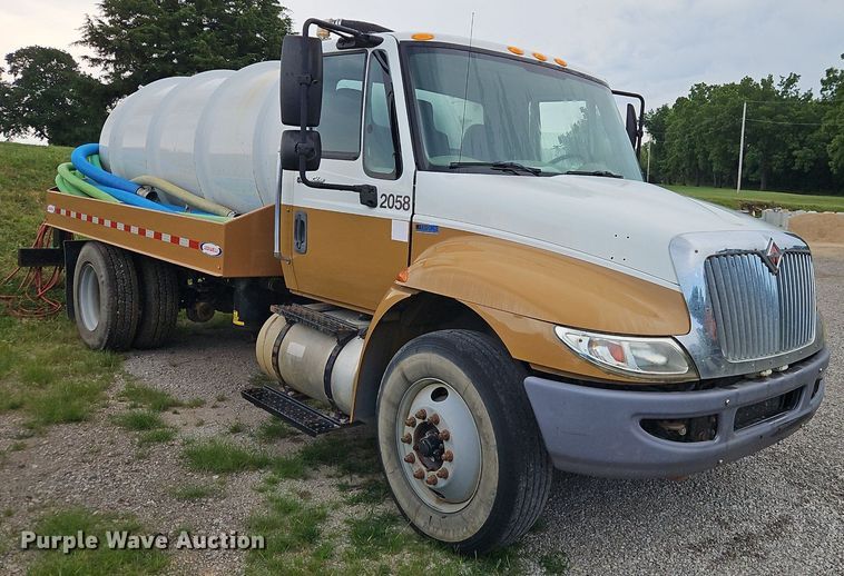 image for item DR8729 2012 International  DuraStar 4300 septic truck