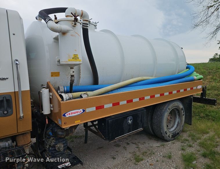 image for item DR8729 2012 International  DuraStar 4300 septic truck