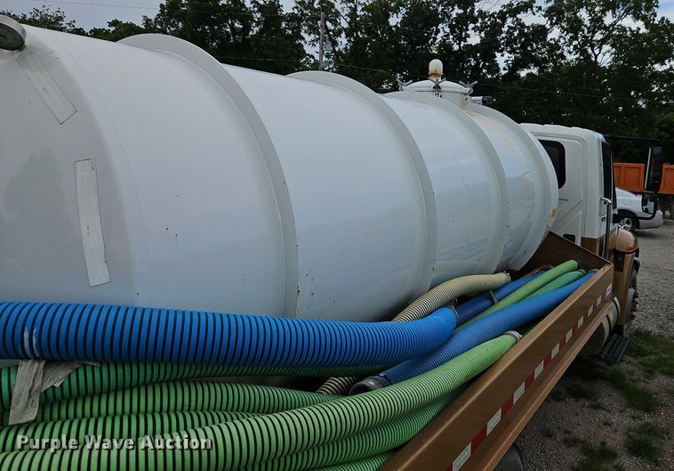 image for item DR8729 2012 International  DuraStar 4300 septic truck