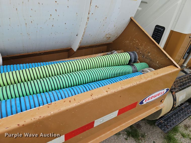 image for item DR8729 2012 International  DuraStar 4300 septic truck