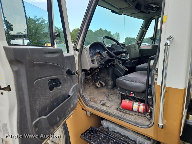 image for item DR8729 2012 International  DuraStar 4300 septic truck