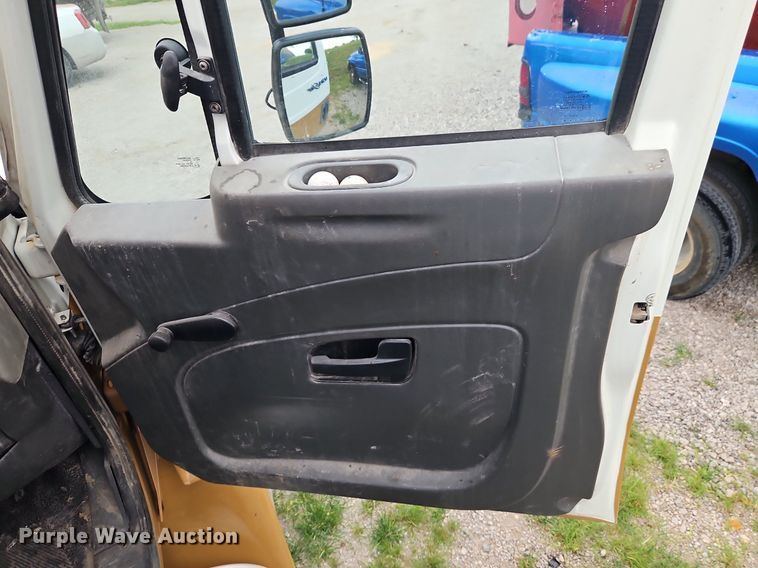 image for item DR8729 2012 International  DuraStar 4300 septic truck