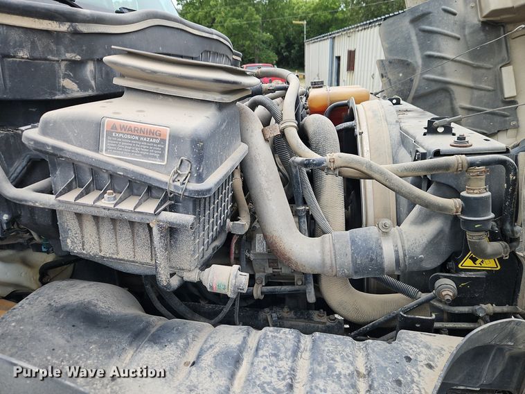 image for item DR8729 2012 International  DuraStar 4300 septic truck