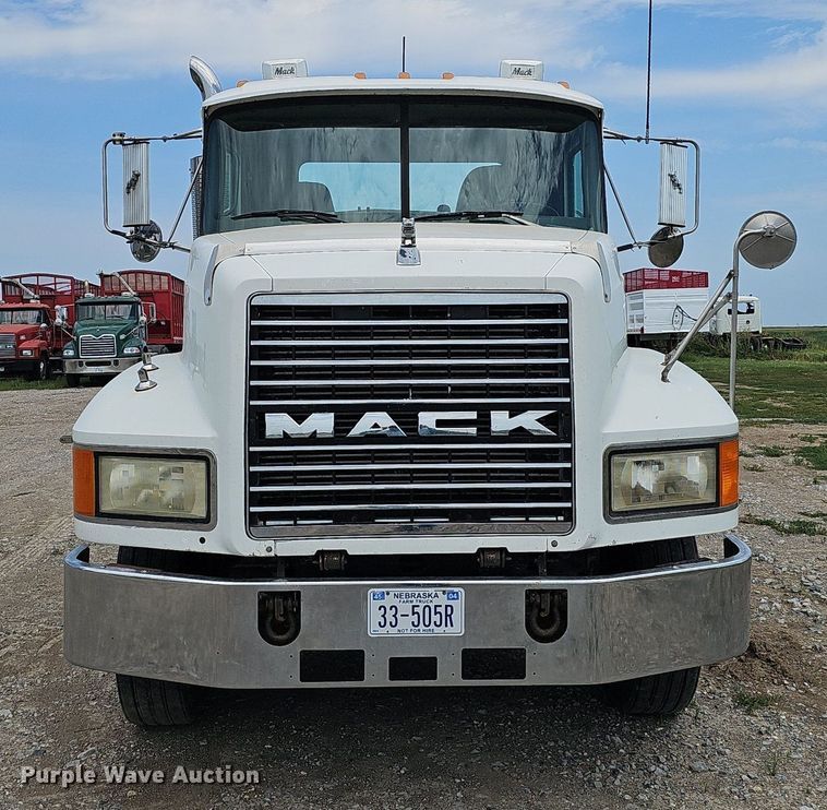 image for item DS4659 2003 Mack CH613 semi truck