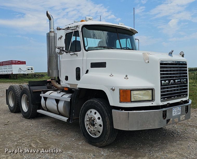 image for item DS4659 2003 Mack CH613 semi truck