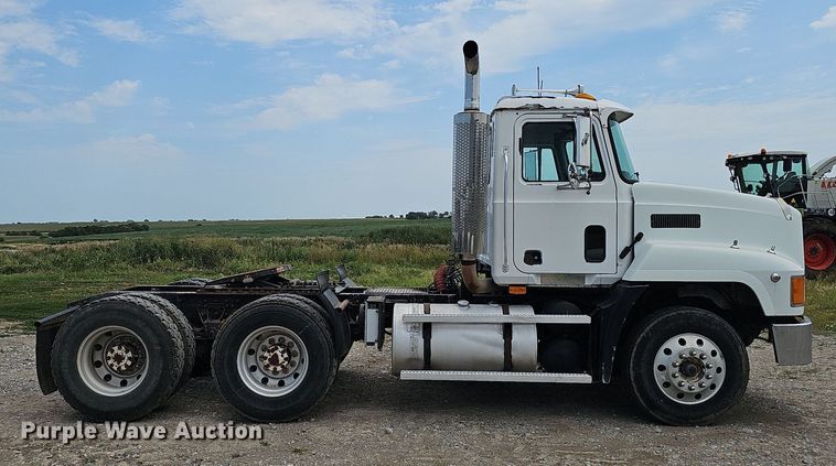 image for item DS4659 2003 Mack CH613 semi truck