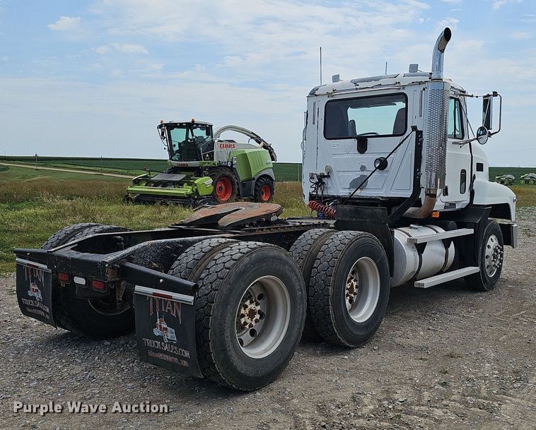 image for item DS4659 2003 Mack CH613 semi truck