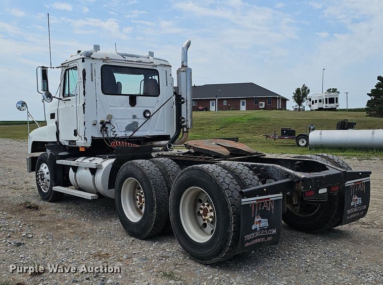 image for item DS4659 2003 Mack CH613 semi truck