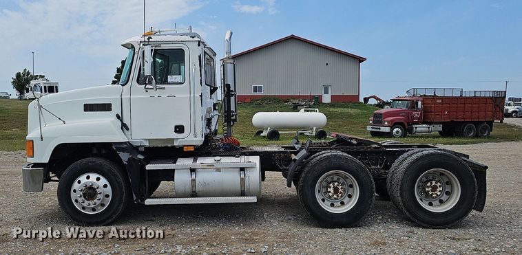image for item DS4659 2003 Mack CH613 semi truck