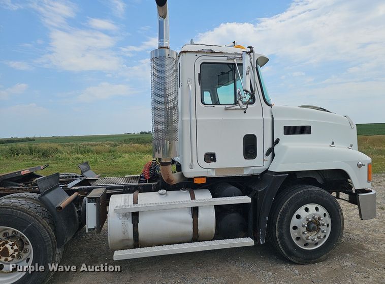 image for item DS4659 2003 Mack CH613 semi truck