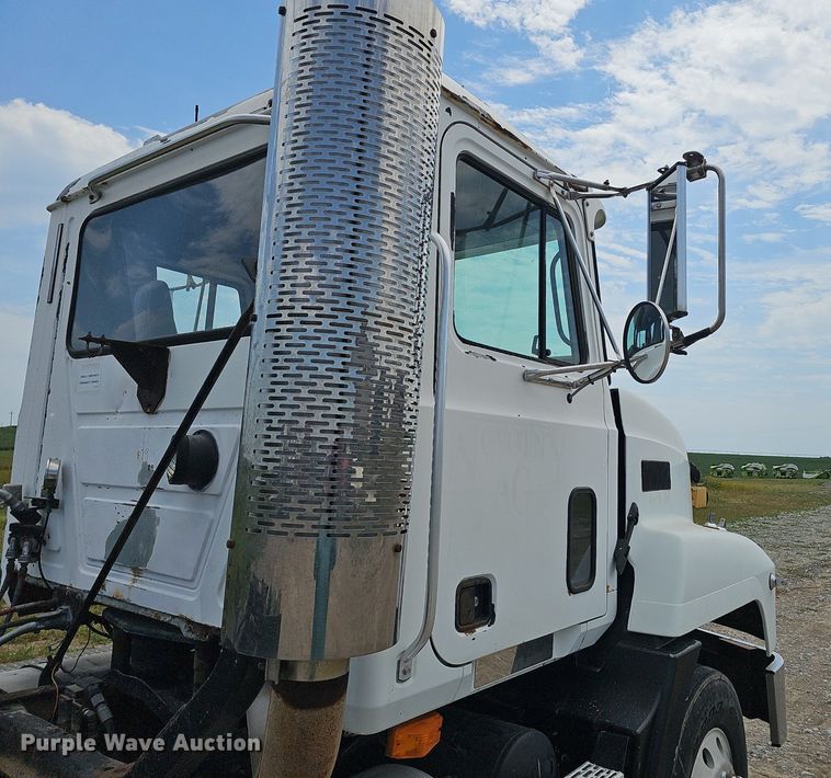 image for item DS4659 2003 Mack CH613 semi truck