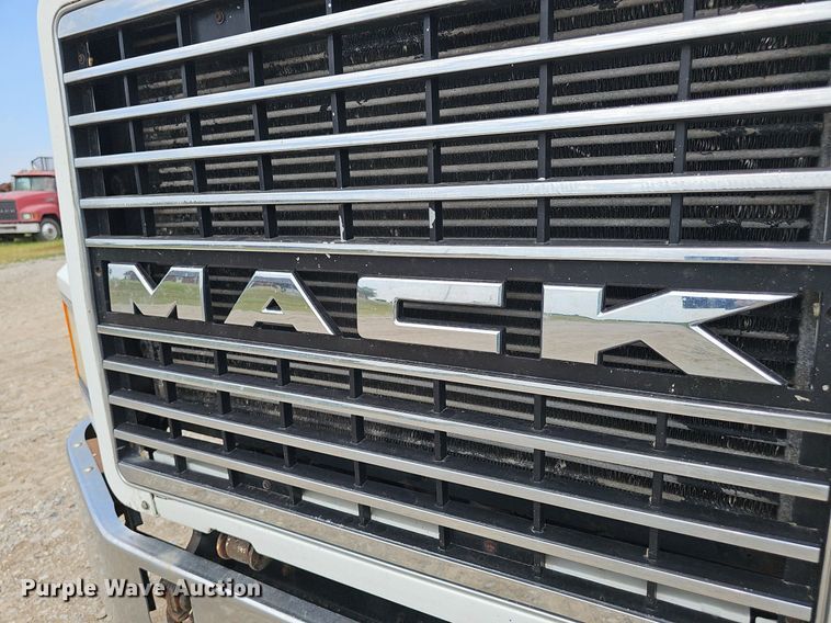 image for item DS4659 2003 Mack CH613 semi truck