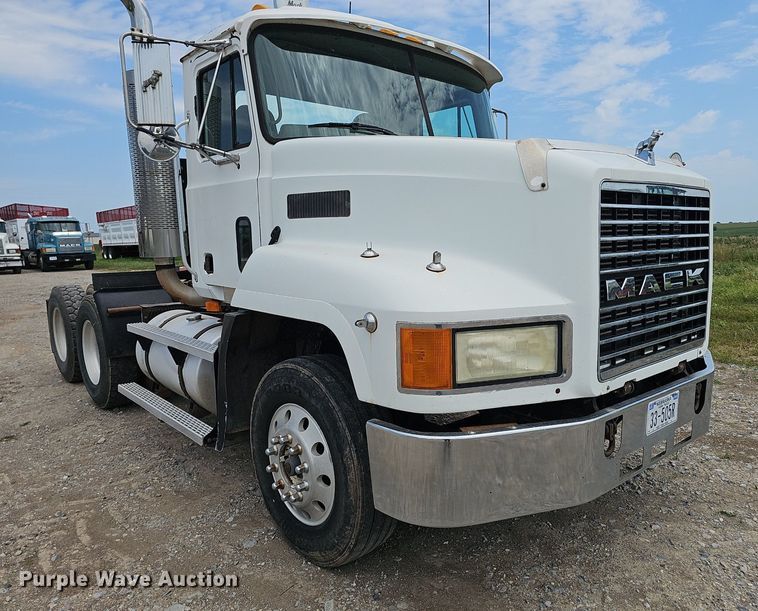 image for item DS4659 2003 Mack CH613 semi truck