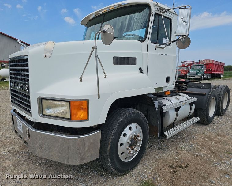 image for item DS4659 2003 Mack CH613 semi truck