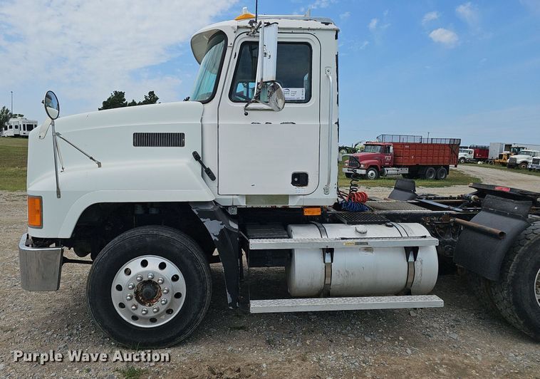 image for item DS4659 2003 Mack CH613 semi truck