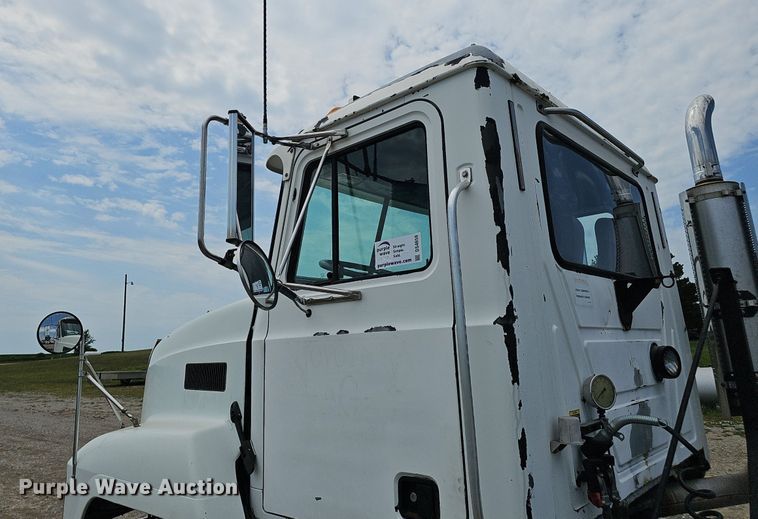 image for item DS4659 2003 Mack CH613 semi truck