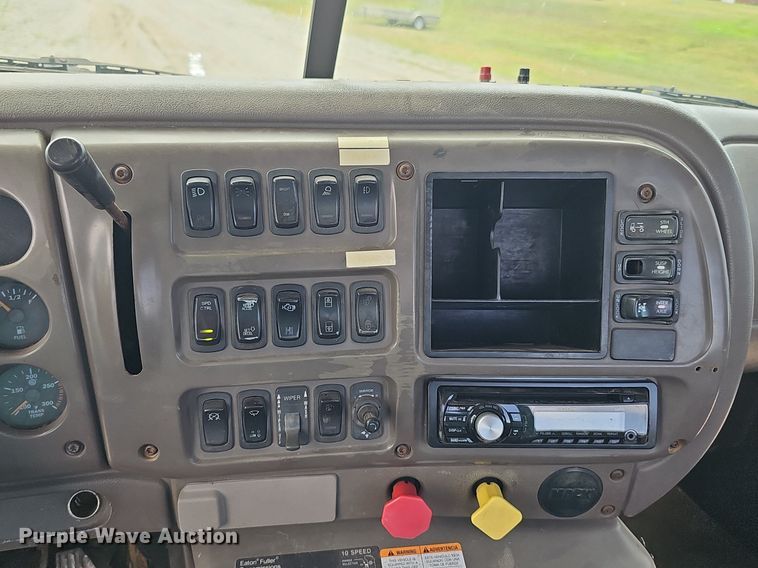 image for item DS4659 2003 Mack CH613 semi truck