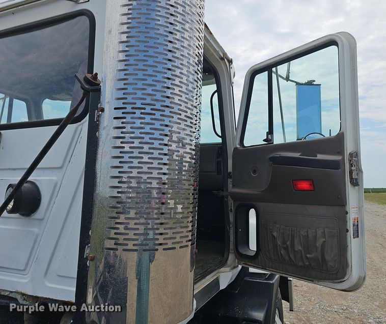 image for item DS4659 2003 Mack CH613 semi truck