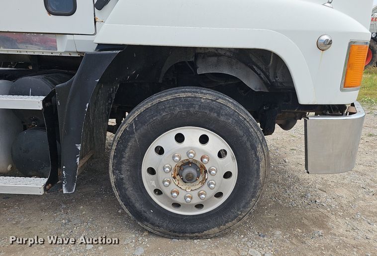 image for item DS4659 2003 Mack CH613 semi truck