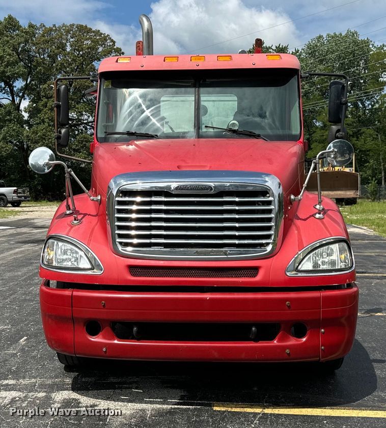 image for item DV5785 2006 Freightliner  Columbia  semi truck with end dump trailer