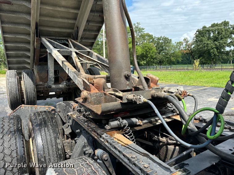 image for item DV5785 2006 Freightliner  Columbia  semi truck with end dump trailer