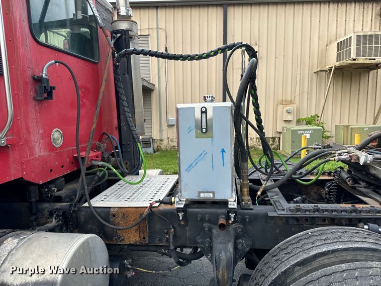 image for item DV5785 2006 Freightliner  Columbia  semi truck with end dump trailer