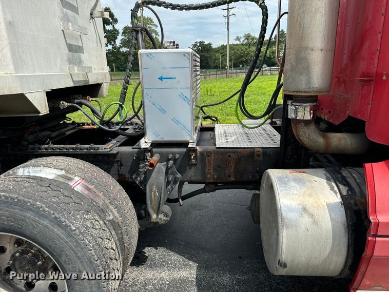 image for item DV5785 2006 Freightliner  Columbia  semi truck with end dump trailer