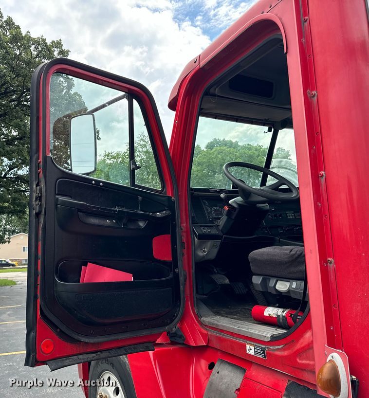 image for item DV5785 2006 Freightliner  Columbia  semi truck with end dump trailer