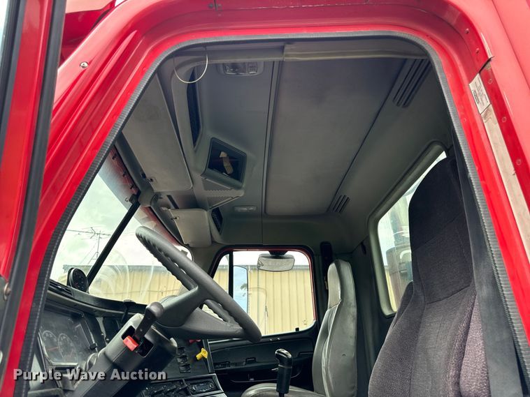 image for item DV5785 2006 Freightliner  Columbia  semi truck with end dump trailer