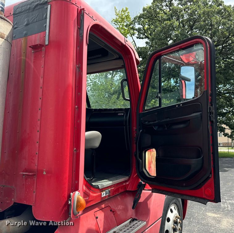 image for item DV5785 2006 Freightliner  Columbia  semi truck with end dump trailer