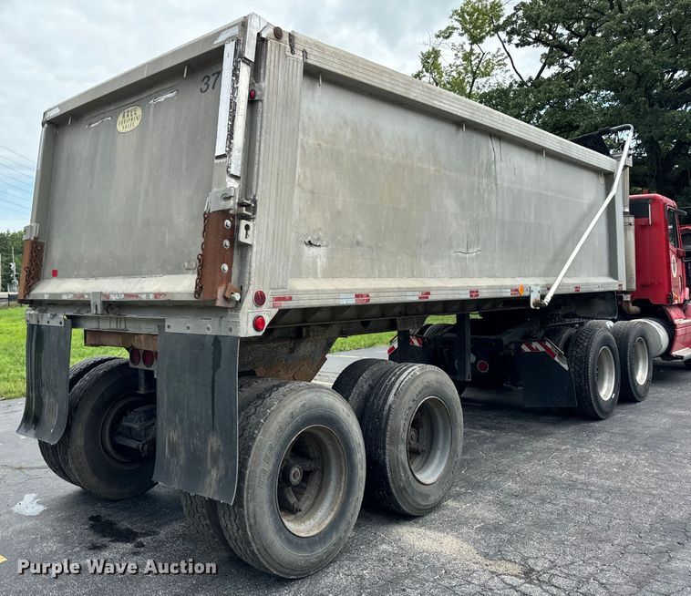 image for item DV5785 2006 Freightliner  Columbia  semi truck with end dump trailer