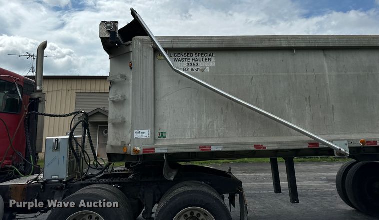 image for item DV5785 2006 Freightliner  Columbia  semi truck with end dump trailer