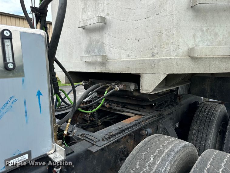 image for item DV5785 2006 Freightliner  Columbia  semi truck with end dump trailer