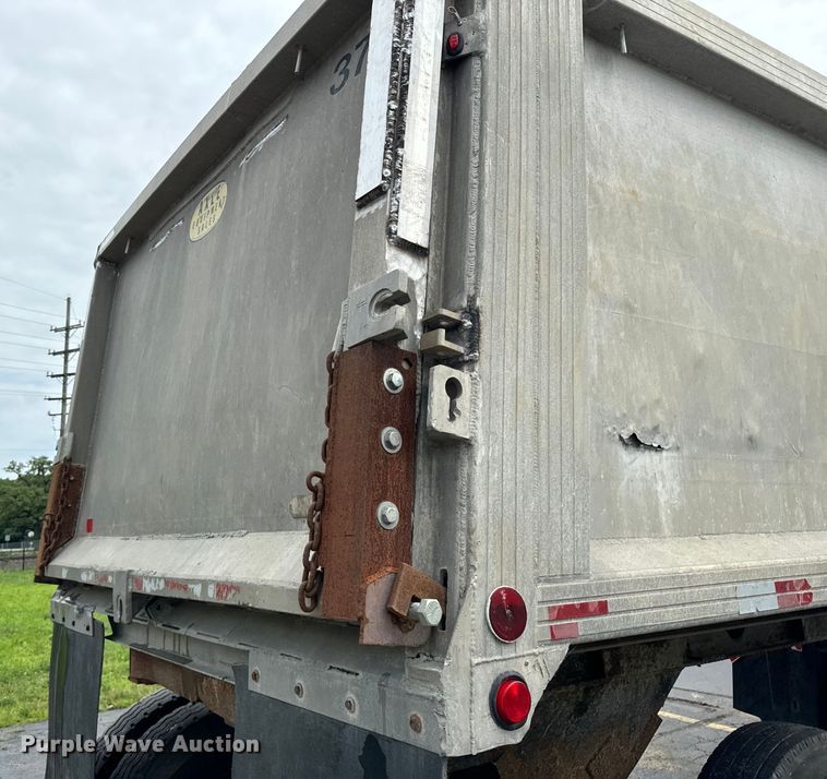 image for item DV5785 2006 Freightliner  Columbia  semi truck with end dump trailer