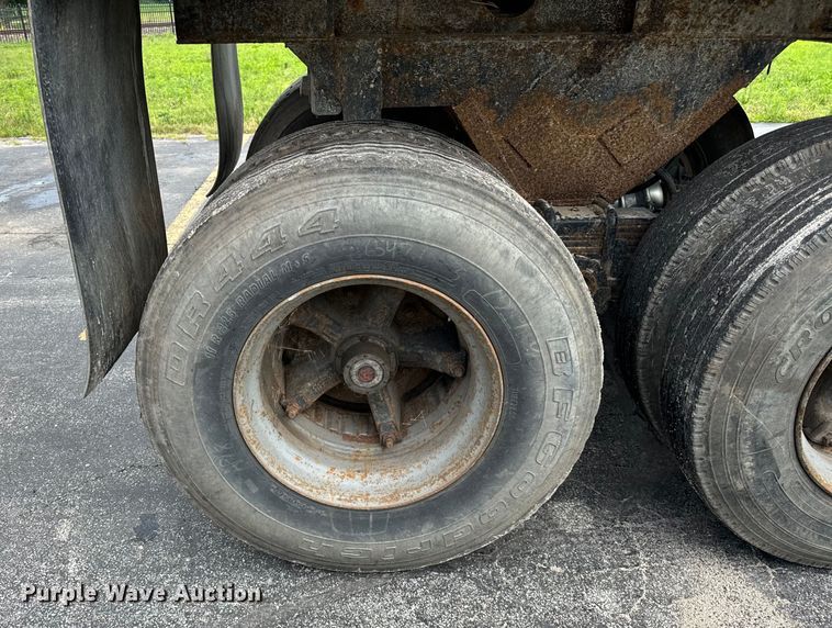 image for item DV5785 2006 Freightliner  Columbia  semi truck with end dump trailer