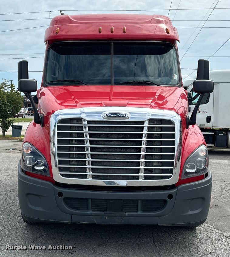 image for item DV5866 2018 Freightliner  Cascadia 113 semi truck