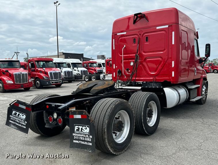 image for item DV5866 2018 Freightliner  Cascadia 113 semi truck