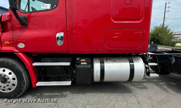 image for item DV5866 2018 Freightliner  Cascadia 113 semi truck