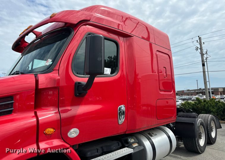 image for item DV5866 2018 Freightliner  Cascadia 113 semi truck