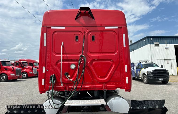 image for item DV5866 2018 Freightliner  Cascadia 113 semi truck