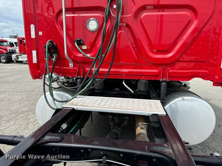 image for item DV5866 2018 Freightliner  Cascadia 113 semi truck