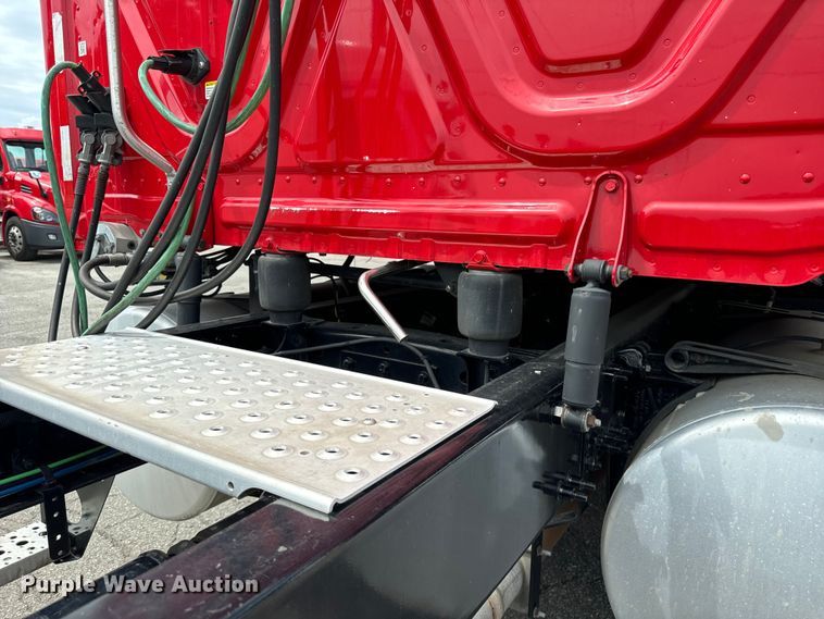 image for item DV5866 2018 Freightliner  Cascadia 113 semi truck