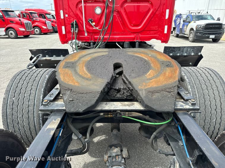 image for item DV5866 2018 Freightliner  Cascadia 113 semi truck