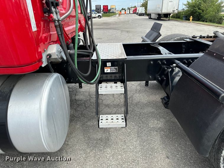 image for item DV5866 2018 Freightliner  Cascadia 113 semi truck