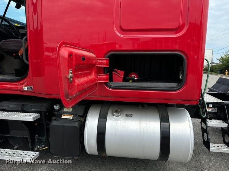 image for item DV5866 2018 Freightliner  Cascadia 113 semi truck