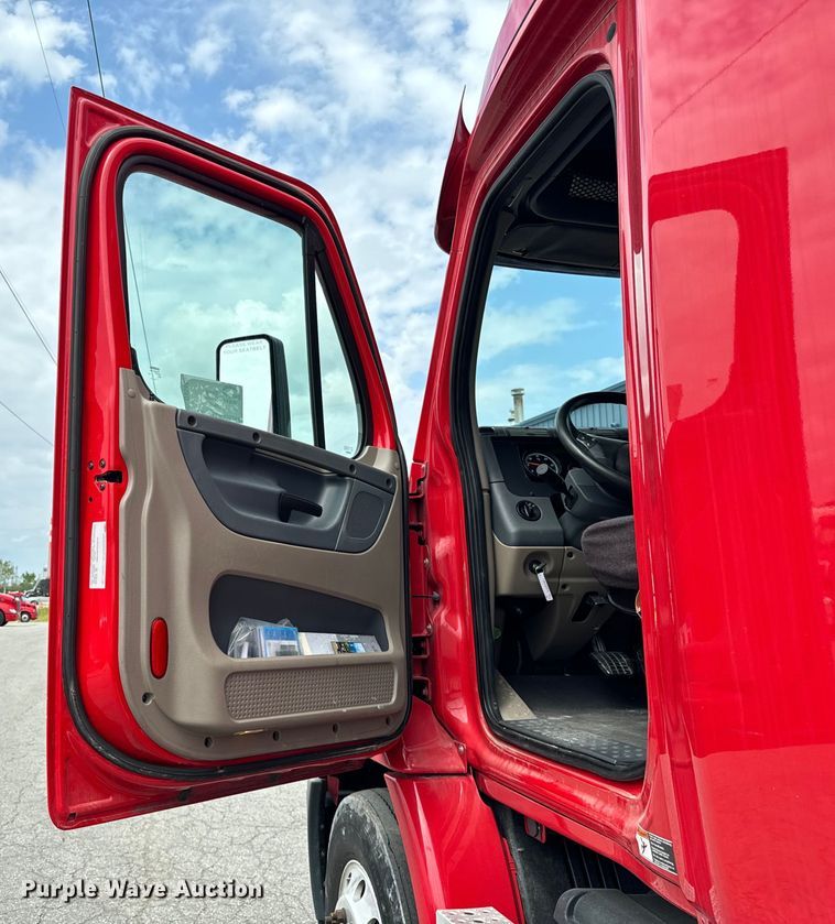 image for item DV5866 2018 Freightliner  Cascadia 113 semi truck